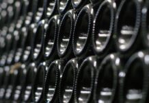 Miért van bemélyedés a borosüvegek alján? Bemélyedés a borosüveg alján